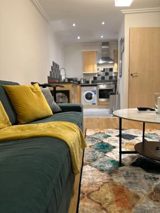 Entire Flat In Ealing Daire Londra Dış mekan fotoğraf